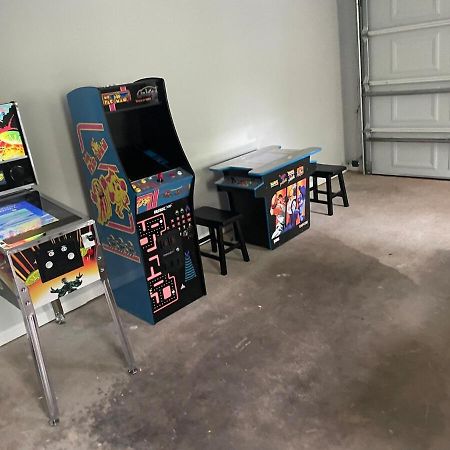 Cozy Home With Arcade, Ping Pong & Fenced Backyard ลอว์เรนซ์วิลล์ ภายนอก รูปภาพ