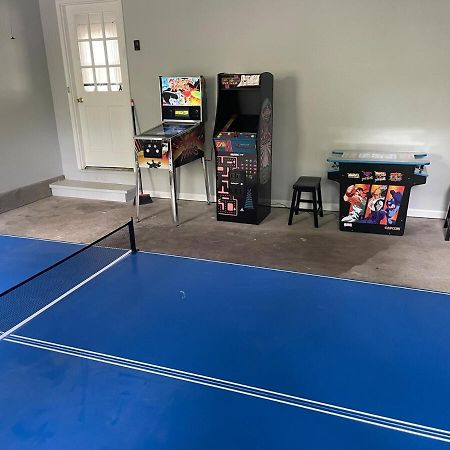 Cozy Home With Arcade, Ping Pong & Fenced Backyard ลอว์เรนซ์วิลล์ ภายนอก รูปภาพ