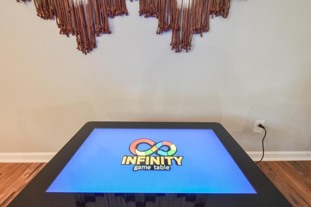 Cozy Home With Arcade, Ping Pong & Fenced Backyard ลอว์เรนซ์วิลล์ ภายนอก รูปภาพ
