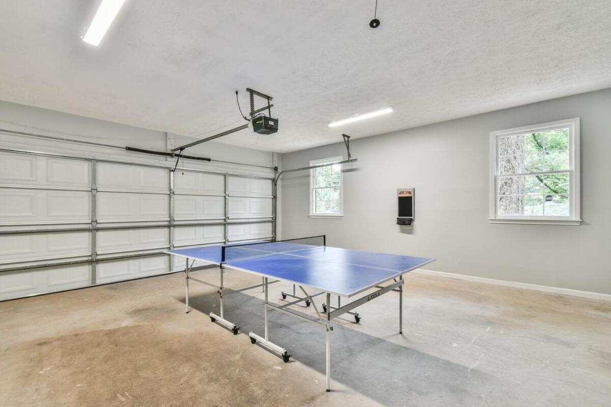 Cozy Home With Arcade, Ping Pong & Fenced Backyard ลอว์เรนซ์วิลล์ ภายนอก รูปภาพ
