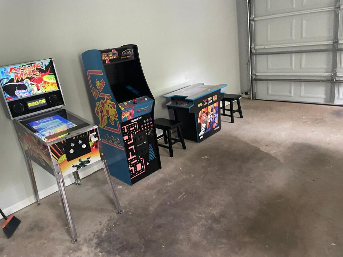 Cozy Home With Arcade, Ping Pong & Fenced Backyard ลอว์เรนซ์วิลล์ ภายนอก รูปภาพ