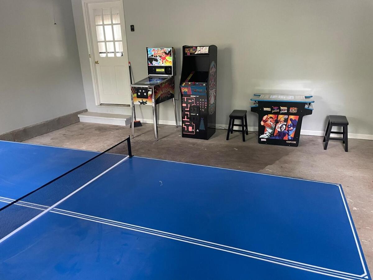 Cozy Home With Arcade, Ping Pong & Fenced Backyard ลอว์เรนซ์วิลล์ ภายนอก รูปภาพ